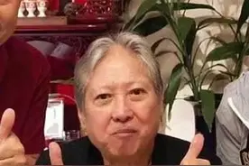 68岁洪金宝岁数到了？身材瘦到像个正常老人，谭咏麟去家探望图片
