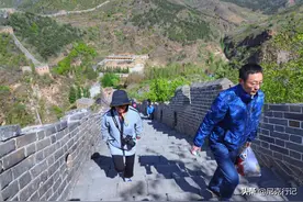 游客在长城上刻字令人不耻，古人在长城上刻字留名，却留下美名图片
