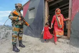 印度为鼓舞士气，在边境山区首次部署女兵：印度军队欢呼雀跃图片