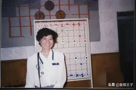 她边做农药边下棋，却把象棋下到了全国冠军高度，棋迷看到都说牛图片