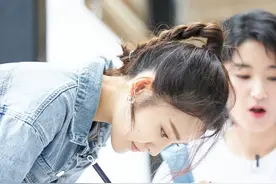 张佳宁“漫画腿”太抢镜，穿牛仔连体裤配小白鞋，30岁嫩成少女图片