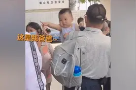 宝宝打预防针认错爸爸，一直“求抱抱”，目的达成后奶奶哭笑不得图片