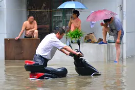 河南暴雨灾害，电动车泡水怎么办？车主：做好这3步照样骑图片