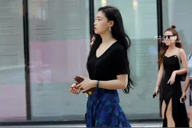 路人街拍，虽然是侧面，但是能感觉出一种冷艳的美图片