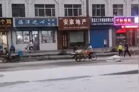 东北大爷卖玉米 “挑衅式”吆喝笑翻网友：买个玉米快把命搭上了视频封面