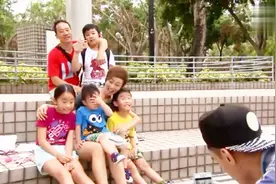 香港夫妇生四个孩子：带给我们四份快乐，现在辛苦以后开心视频封面