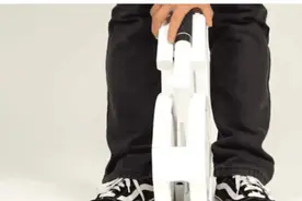 中国发明世界最小电动车，速度快得飞起，用完直接放包里图片