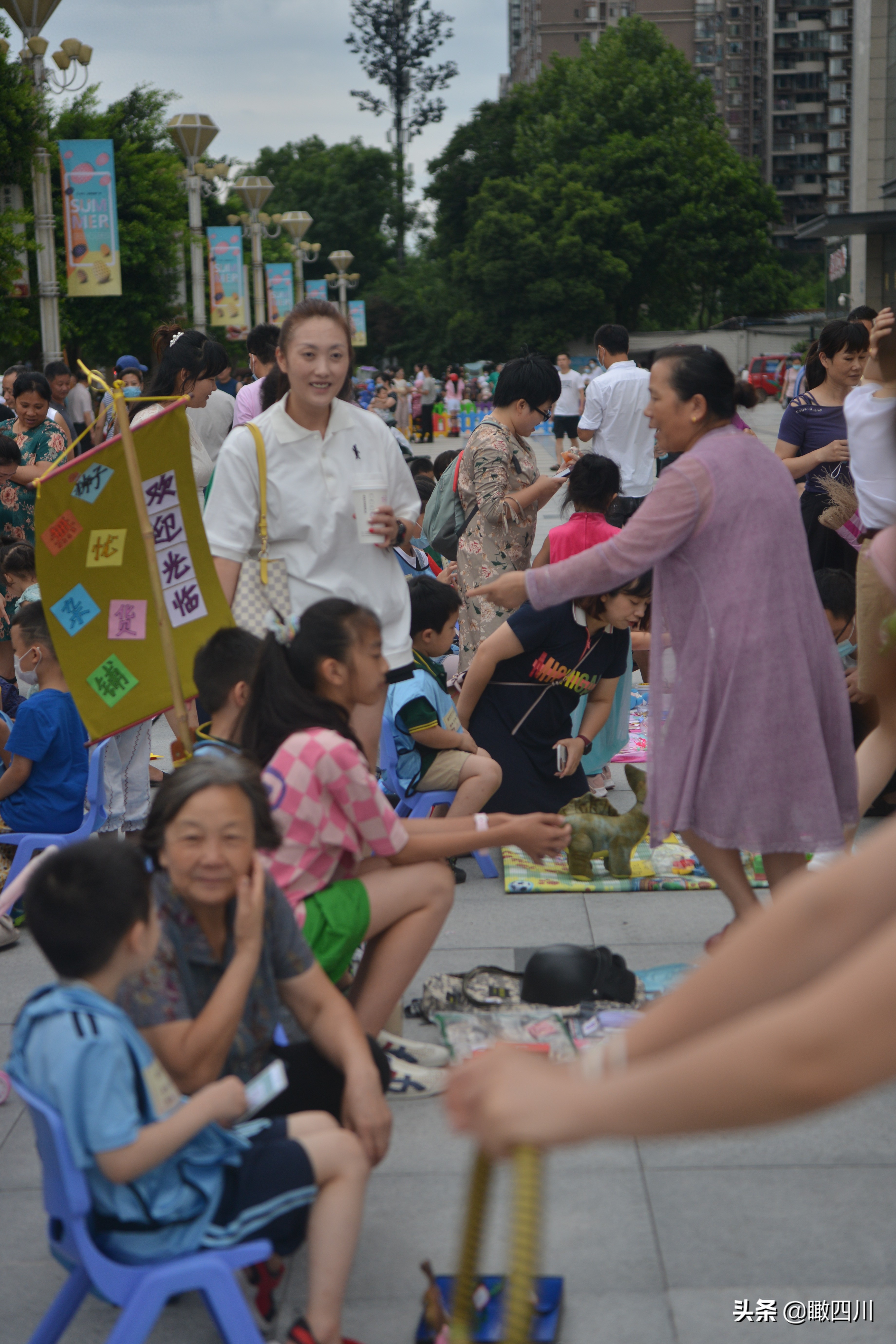 暑假怎么过?这群小朋友“抢占”广场摆地摊,卖玩具赚钱还能锻炼