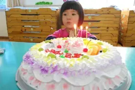 “到底是谁生日？”儿子幼儿园过生日，老师让买“双层蛋糕”图片