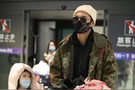 张丹峰夫妇合体！穿花棉服牵女儿扮演好爸爸，洪欣推行李跟在后头图片