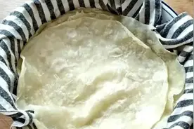 媳妇烙的饼又薄又筋道，80秒烙2张，做法简单，卷菜卷肉都好吃图片