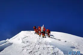 号外！今天！我国珠峰测量登山队站上世界之巅！刷新中国高度！图片