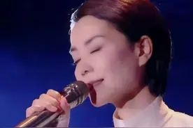 52岁王菲惊艳开唱！穿白裙尽显巨星范，谢霆锋刻意避嫌爱意藏不住图片