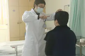 女子突变高低眉，原是驾车贪凉吹出面瘫图片
