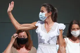 西班牙王后这么瘦还有肌肉？穿小白裙抬手二头肌发达，锁骨无敌了图片