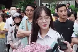 17岁才读的高一，她真的只是一名学生，却无意间成为了网红图片