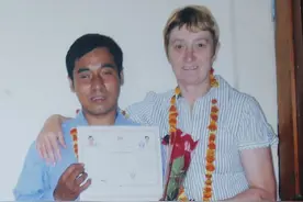 英国奶奶嫁小她20岁非法移民房客，分居9年仍痴心等他回英国图片