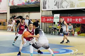 顺丰快递小哥上演精彩篮球比赛图片