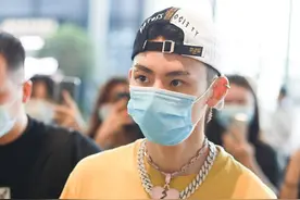 小鬼戴心碎项链潮范儿足，装扮清爽帅气获保镖护送人气高图片