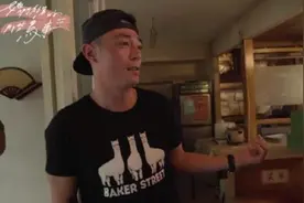 林心如获霍建华探班，叉腰站表情太浮夸，着急下班二人无接触？图片