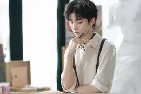 王俊凯的背带裤穿搭太像少爷了，贵气在骨子里藏不住图片