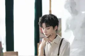 王俊凯的背带裤穿搭太像少爷了，贵气在骨子里藏不住图片