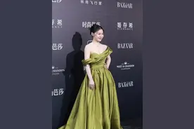 金靖的身材肉肉的，但是却很有料，绿色的礼服裙很显肤色图片