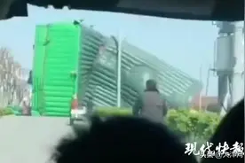这种游乐设施小心了！小区门口一充气城堡被风吹倒，多名孩子摔伤骨折图片
