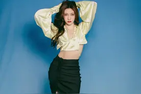 宋妍霏浅绿色衬衫搭配不规则半裙，夏天感太强了，清爽中注入性感图片