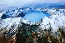 长白山天池海拔2154米，水无法流到这里，天池20亿吨水从何而来？图片