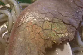 超市买回来的牛肉，切开后冒绿光，能吃吗？厨师：可别犯傻扔了图片