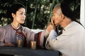 章子怡果然太狠心，拍戏被削掉指甲不喊疼，吊威亚直接用脸撞墙图片