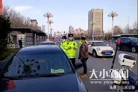 烟台男子当着民警的面连闯俩红灯？原因没那么简单 |  一线微观图片