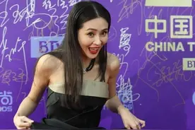 于明加的表情还挺可爱的，但撩起裙摆好有魅力，大白腿让人心动图片