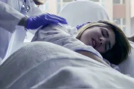 医生从患者的头皮里夹出了蛆？图片