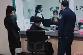 四川一大爷银行取钱掏身份证被拒，柜员要求用手机认证遭大爷怒斥图片