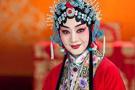岁月从不败美人，54岁“京剧女神”李胜素：成名仍记挂乡下父母图片