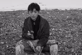 丁真完全变成明星！拍大片装酷眼神犀利，却丢失了最珍贵的东西图片