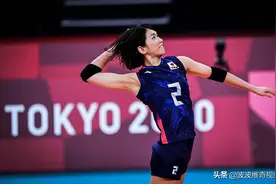 中国女排劲敌伤大将！东道主首胜乐极生悲，核心重摔在地被抬出场图片