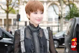 吴昕在国外的穿搭真洋气，黑色衬衫透出内衣，一头短发超有国际范图片