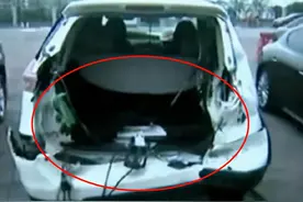 这辆日系车尾门是塑料做的，一次追尾撞成“易拉罐”，却还有人买图片