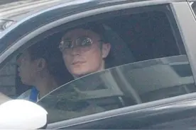 悠闲自在！霍建华又换座驾开40万起步的新车与男友人兜风吃饭图片