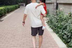 37岁赵又廷走红毯，黑眼圈难掩帅气，奶爸周一围宅家带娃后罕现身图片