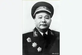 周东屏：1次“人工呼吸”后爱上徐海东，周总理握住她的手说谢谢图片