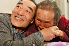 儿子照顾90多岁瘫痪妈妈，用行为诠释着中华民族传统美德“孝道”图片