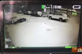 冒着大雪，聋哑大哥2天4次为哈尔滨这家店铺扫雪！背后原因让人感动图片