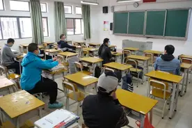 老师按成绩给学生排位遭到家长质疑，老师：985还按成绩录取呢？图片