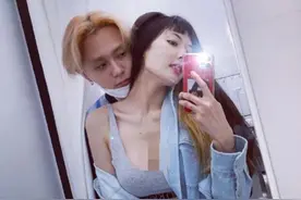 惹人羡！女星泫雅与男友亲密自拍，穿性感内衣大秀S型曲线图片