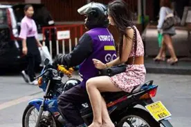 女生侧着坐摩托车是为了什么？原来有“秘密”图片