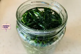 秋天，韭菜腌着吃，是三餐必备的百搭小菜，开胃下饭，放一年不坏图片